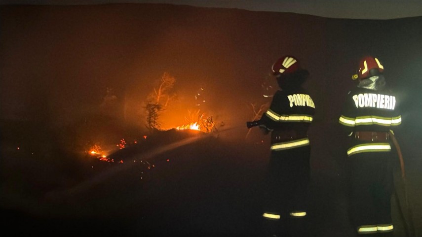foto incendiu in apropierea localitatii somova judetul tulcea flacarile ameninta locuintele din apropiere foto incendiu in apropierea localitatii somova judetul tulcea flacarile ameninta locuintele din apropiere