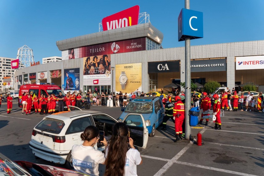 foto exercitiu demonstrativ de descarcerare organizat de isu dobrogea cu prilejul zilei pompierilor din foto exercitiu demonstrativ de descarcerare organizat de isu dobrogea cu prilejul zilei pompierilor din