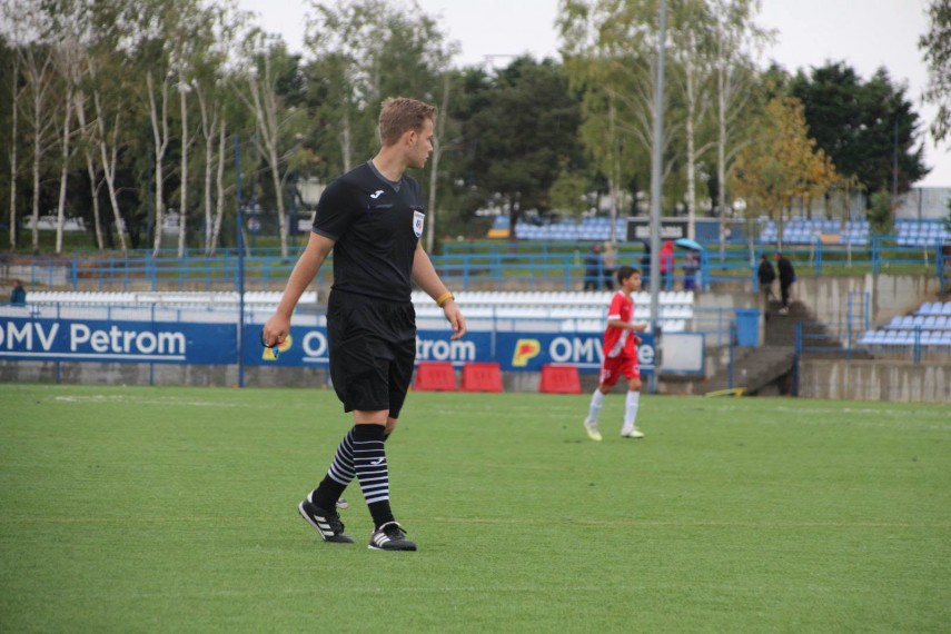 constanta darius nedelcu a jucat fotbal la academia hagi iar acum imparte dreptatea pe teren creste frumos constanta darius nedelcu a jucat fotbal la academia hagi iar acum imparte dreptatea pe teren creste frumos