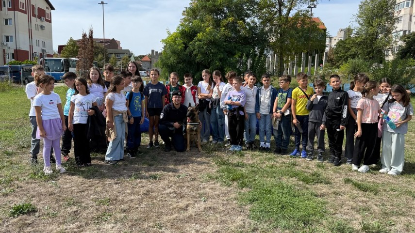 foto elevii scolii gimnaziale nr 33 din constanta in vizita la jandarmerie ce au descoperit cei mici foto elevii scolii gimnaziale nr 33 din constanta in vizita la jandarmerie ce au descoperit cei mici