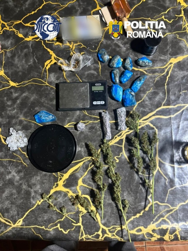 foto perchezitii in caras severin intr un dosar de trafic de droguri patru persoane sunt suspectate ca foto perchezitii in caras severin intr un dosar de trafic de droguri patru persoane sunt suspectate ca