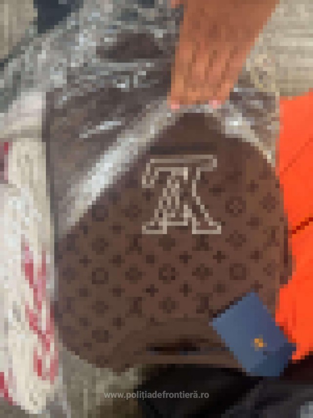 foto captura de 2 5 milioane de lei in actiuni tip blitz peste 9 000 de produse contrafacute descoperite foto captura de 2 5 milioane de lei in actiuni tip blitz peste 9 000 de produse contrafacute descoperite