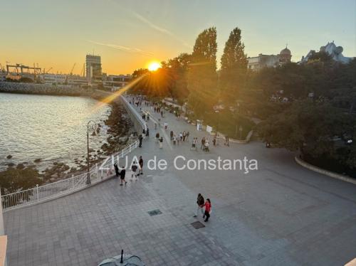 FOTO Vreme frumoasă pe faleza Cazinoului din Constanța. Constănțenii și turiștii au ieșit la plimbare