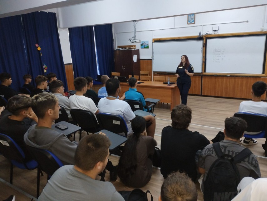 foto actiune ampla a politistilor si jandarmilor la un liceu din tulcea sute de elevi vizati si amenzi foto actiune ampla a politistilor si jandarmilor la un liceu din tulcea sute de elevi vizati si amenzi