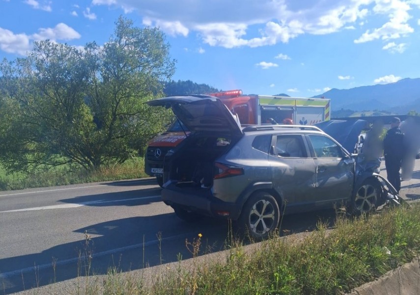 foto trei persoane ranite intr un accident rutier in judetul suceava o masina a intrat intr un cap de foto trei persoane ranite intr un accident rutier in judetul suceava o masina a intrat intr un cap de