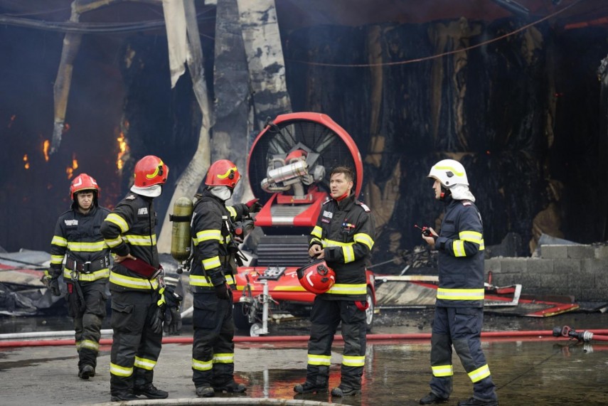 foto incendiu de proportii la fabrica de celuloza din drobeta turnu severin peste 70 de pompieri lupta foto incendiu de proportii la fabrica de celuloza din drobeta turnu severin peste 70 de pompieri lupta