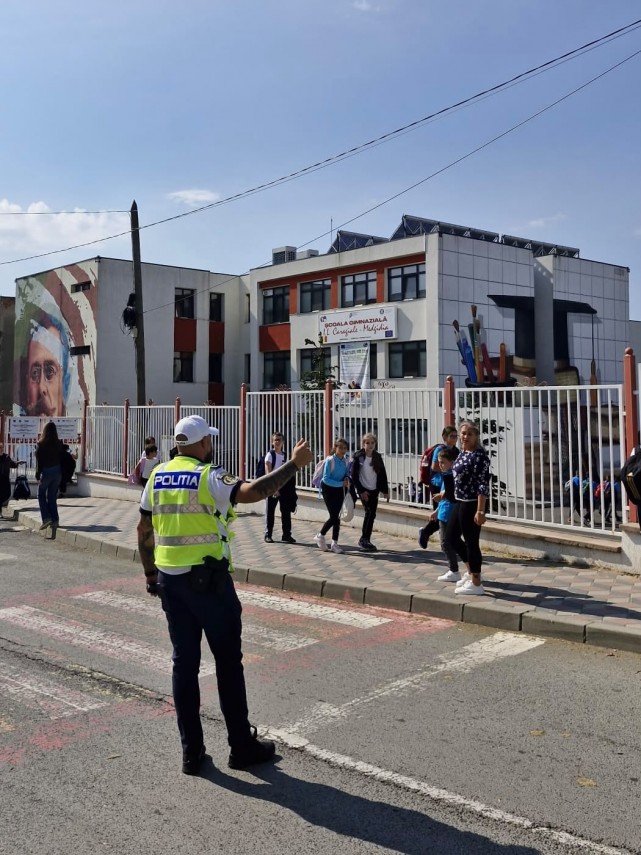 foto saptamana prevenirii criminalitatii actiuni ample ale politistilor si jandarmilor in scolile si foto saptamana prevenirii criminalitatii actiuni ample ale politistilor si jandarmilor in scolile si