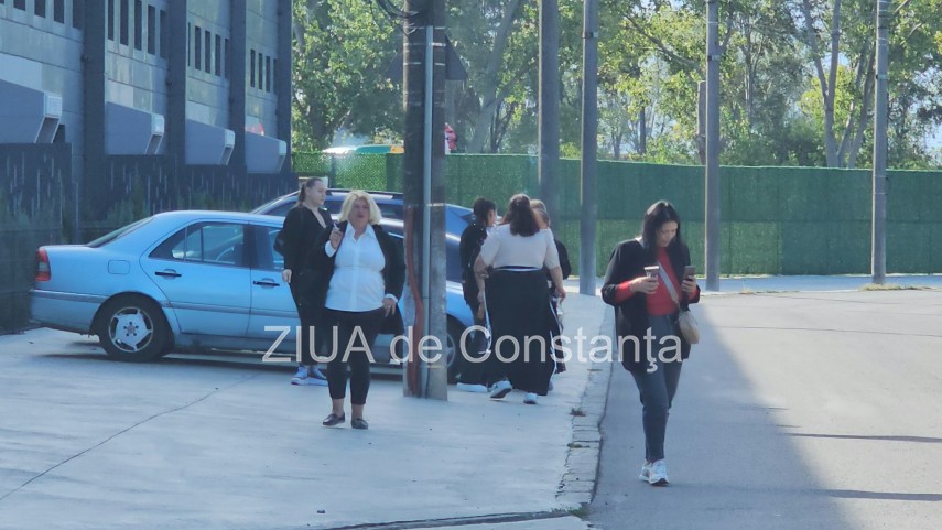 foto video angajatii magnum games protesteaza chiar in aceste momente in fata sediului din constanta foto video angajatii magnum games protesteaza chiar in aceste momente in fata sediului din constanta