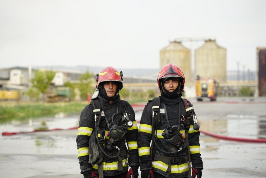foto incendiu de proportii la fabrica de celuloza din drobeta turnu severin peste 70 de pompieri lupta foto incendiu de proportii la fabrica de celuloza din drobeta turnu severin peste 70 de pompieri lupta