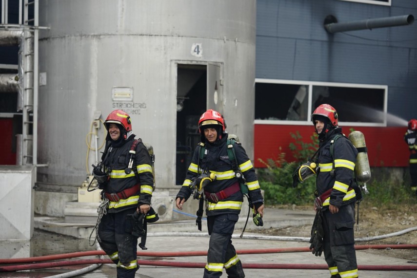 foto incendiu de proportii la fabrica de celuloza din drobeta turnu severin peste 70 de pompieri lupta foto incendiu de proportii la fabrica de celuloza din drobeta turnu severin peste 70 de pompieri lupta
