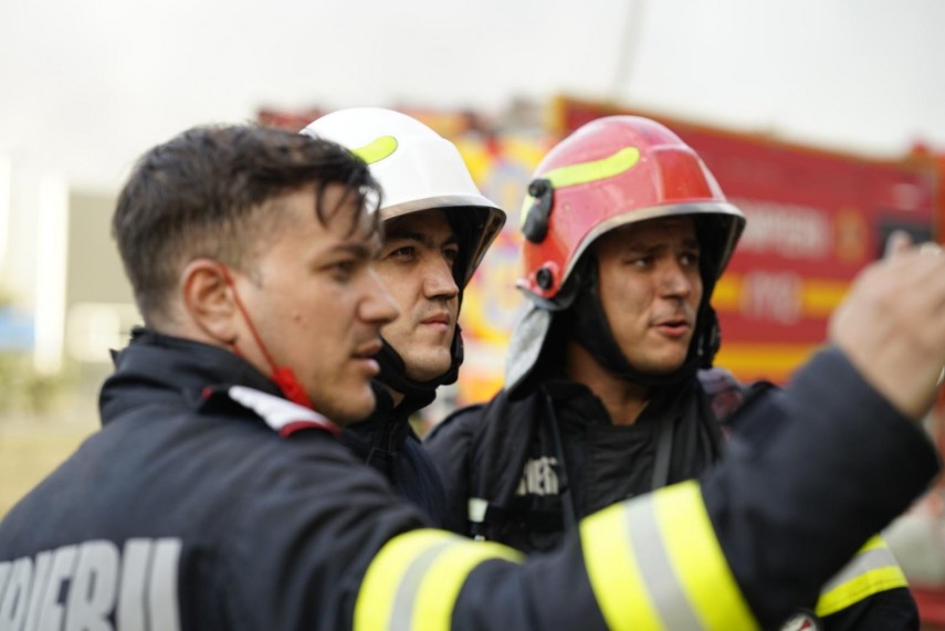 foto incendiu de proportii la fabrica de celuloza din drobeta turnu severin peste 70 de pompieri lupta foto incendiu de proportii la fabrica de celuloza din drobeta turnu severin peste 70 de pompieri lupta
