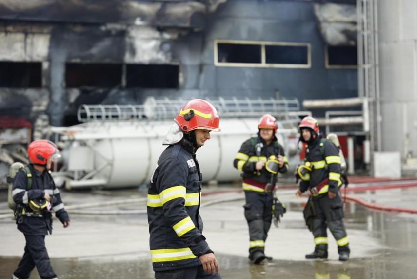 foto incendiu de proportii la fabrica de celuloza din drobeta turnu severin peste 70 de pompieri lupta foto incendiu de proportii la fabrica de celuloza din drobeta turnu severin peste 70 de pompieri lupta