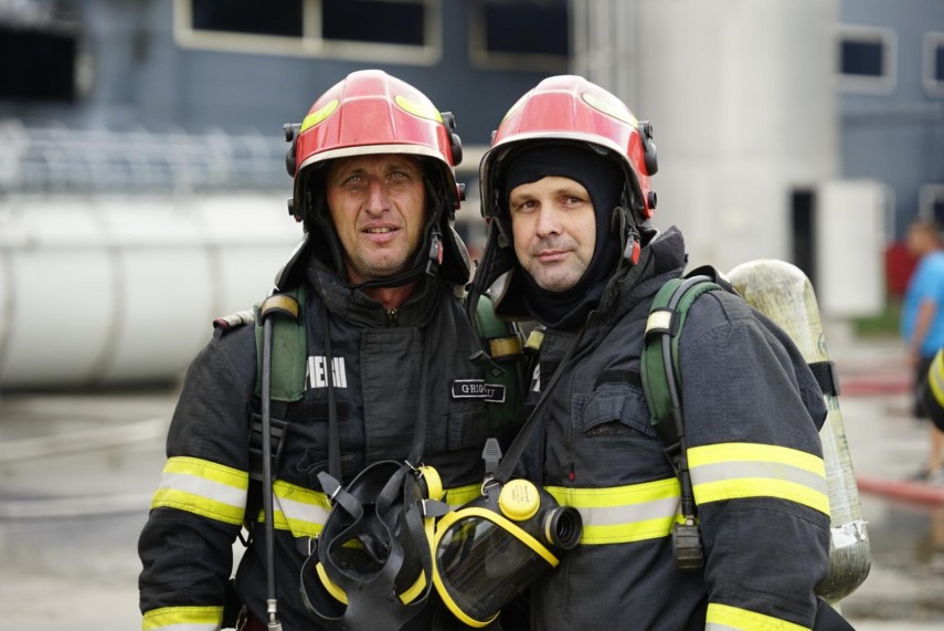 foto incendiu de proportii la fabrica de celuloza din drobeta turnu severin peste 70 de pompieri lupta foto incendiu de proportii la fabrica de celuloza din drobeta turnu severin peste 70 de pompieri lupta