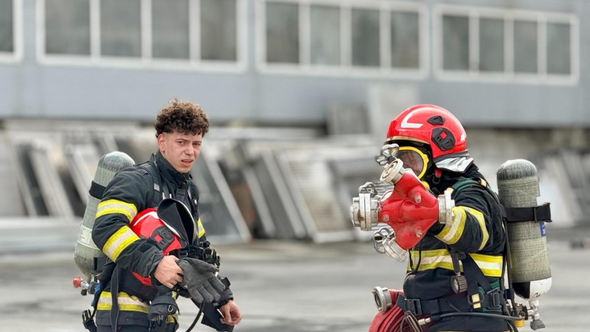 foto incendiu de proportii la fabrica de celuloza din drobeta turnu severin peste 70 de pompieri lupta foto incendiu de proportii la fabrica de celuloza din drobeta turnu severin peste 70 de pompieri lupta