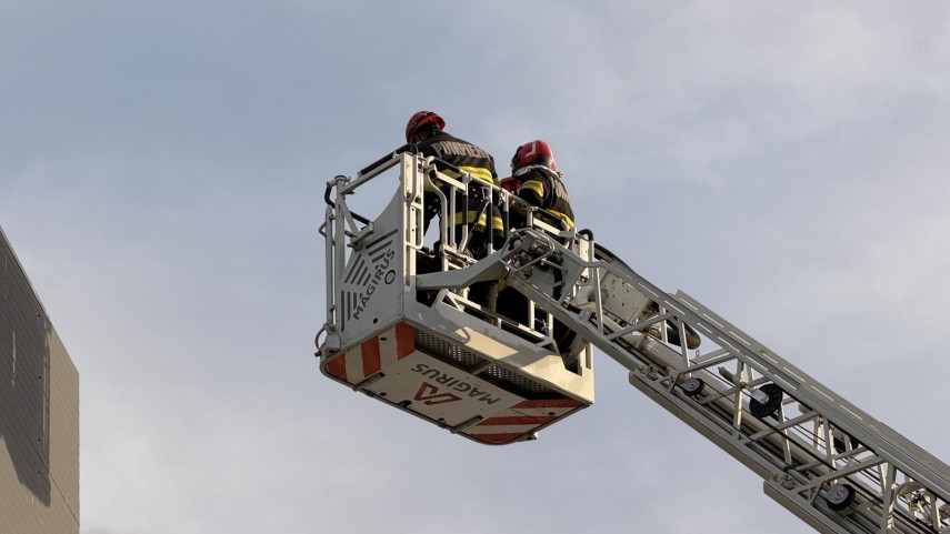 foto incendiu de proportii la fabrica de celuloza din drobeta turnu severin peste 70 de pompieri lupta foto incendiu de proportii la fabrica de celuloza din drobeta turnu severin peste 70 de pompieri lupta