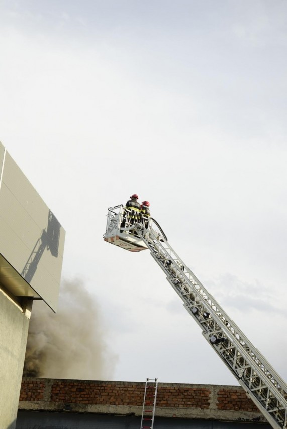 foto incendiu de proportii la fabrica de celuloza din drobeta turnu severin peste 70 de pompieri lupta foto incendiu de proportii la fabrica de celuloza din drobeta turnu severin peste 70 de pompieri lupta