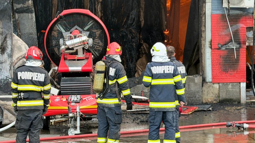 foto incendiu de proportii la fabrica de celuloza din drobeta turnu severin peste 70 de pompieri lupta foto incendiu de proportii la fabrica de celuloza din drobeta turnu severin peste 70 de pompieri lupta