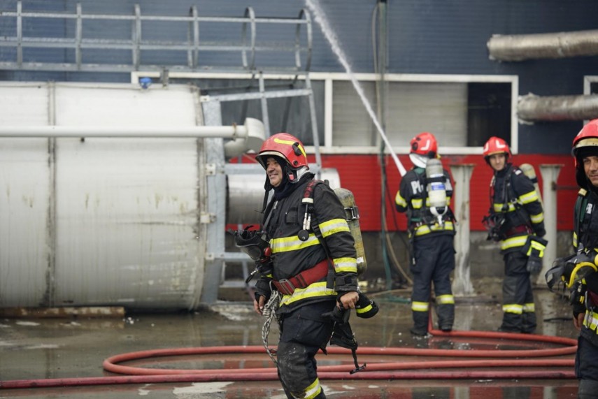 foto incendiu de proportii la fabrica de celuloza din drobeta turnu severin peste 70 de pompieri lupta foto incendiu de proportii la fabrica de celuloza din drobeta turnu severin peste 70 de pompieri lupta
