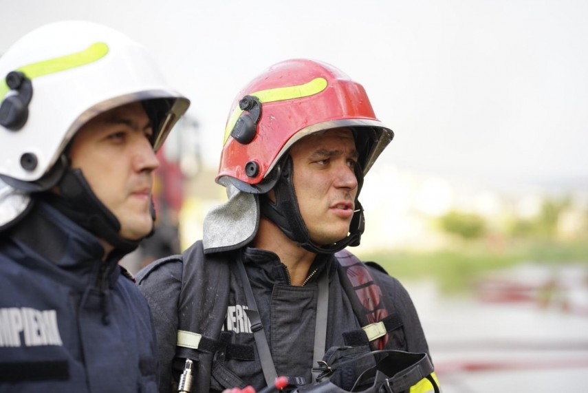foto incendiu de proportii la fabrica de celuloza din drobeta turnu severin peste 70 de pompieri lupta foto incendiu de proportii la fabrica de celuloza din drobeta turnu severin peste 70 de pompieri lupta