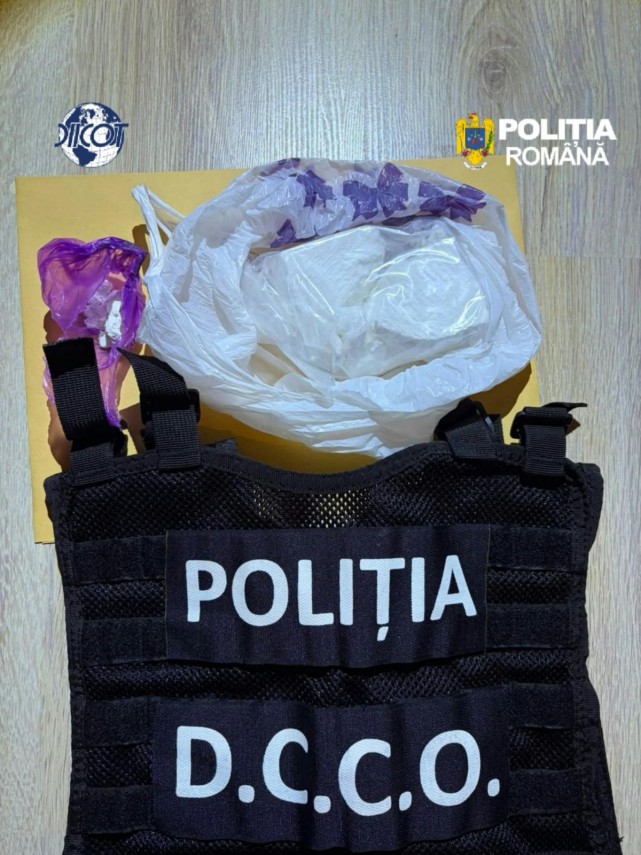cinci persoane retinute pentru trafic de droguri de mare risc peste doua kilograme de cocaina transportate cinci persoane retinute pentru trafic de droguri de mare risc peste doua kilograme de cocaina transportate
