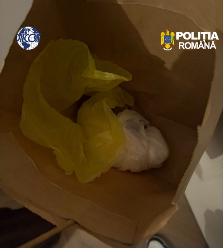 cinci persoane retinute pentru trafic de droguri de mare risc peste doua kilograme de cocaina transportate cinci persoane retinute pentru trafic de droguri de mare risc peste doua kilograme de cocaina transportate