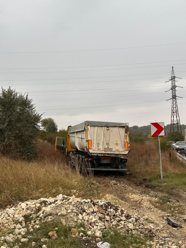 foto accident rutier intre valea dacilor si medgidia doua tir uri s au ciocnit traficul este complet foto accident rutier intre valea dacilor si medgidia doua tir uri s au ciocnit traficul este complet