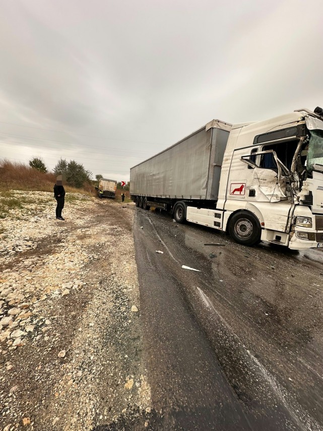 foto accident rutier intre valea dacilor si medgidia doua tir uri s au ciocnit traficul este complet foto accident rutier intre valea dacilor si medgidia doua tir uri s au ciocnit traficul este complet