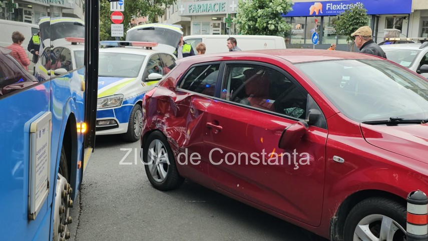 foto video accident rutier la intersectia lapusneanu cu hasdeu in constanta 954736 foto video accident rutier la intersectia lapusneanu cu hasdeu in constanta 954736