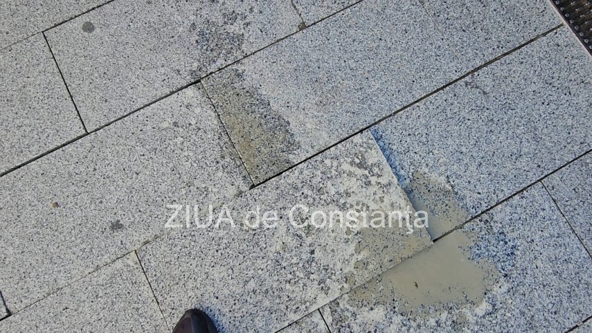 foto pavaj denivelat si mobilier urban degradat pe strada stefan cel mare din constanta pietonii nevoiti foto pavaj denivelat si mobilier urban degradat pe strada stefan cel mare din constanta pietonii nevoiti