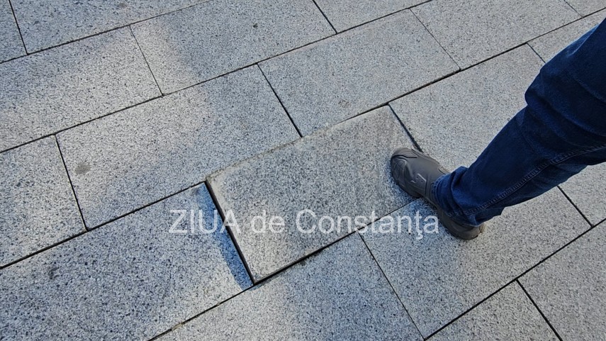 foto pavaj denivelat si mobilier urban degradat pe strada stefan cel mare din constanta pietonii nevoiti foto pavaj denivelat si mobilier urban degradat pe strada stefan cel mare din constanta pietonii nevoiti
