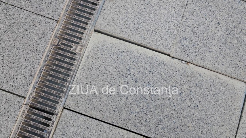 foto pavaj denivelat si mobilier urban degradat pe strada stefan cel mare din constanta pietonii nevoiti foto pavaj denivelat si mobilier urban degradat pe strada stefan cel mare din constanta pietonii nevoiti