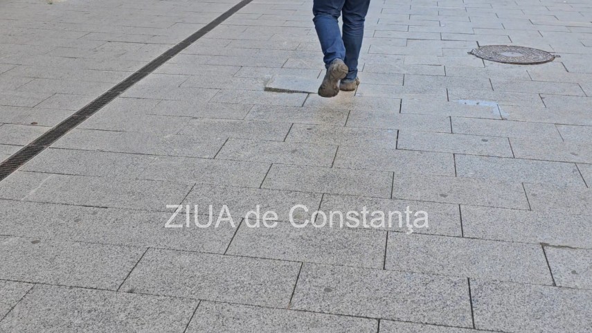 foto pavaj denivelat si mobilier urban degradat pe strada stefan cel mare din constanta pietonii nevoiti foto pavaj denivelat si mobilier urban degradat pe strada stefan cel mare din constanta pietonii nevoiti