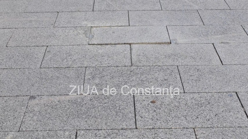 foto pavaj denivelat si mobilier urban degradat pe strada stefan cel mare din constanta pietonii nevoiti foto pavaj denivelat si mobilier urban degradat pe strada stefan cel mare din constanta pietonii nevoiti