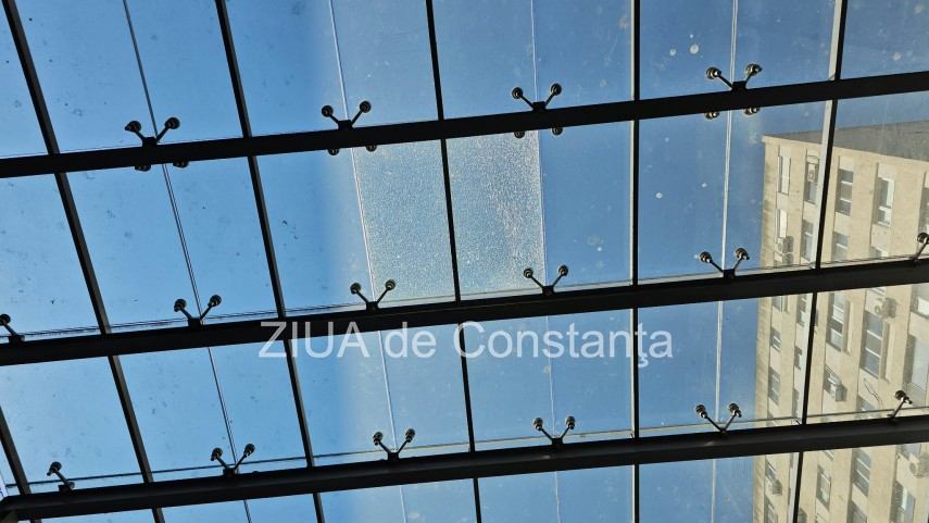 foto pavaj denivelat si mobilier urban degradat pe strada stefan cel mare din constanta pietonii nevoiti foto pavaj denivelat si mobilier urban degradat pe strada stefan cel mare din constanta pietonii nevoiti