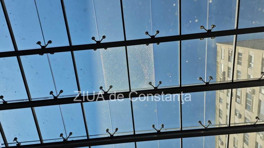 foto pavaj denivelat si mobilier urban degradat pe strada stefan cel mare din constanta pietonii nevoiti foto pavaj denivelat si mobilier urban degradat pe strada stefan cel mare din constanta pietonii nevoiti