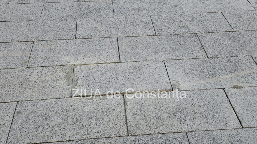 foto pavaj denivelat si mobilier urban degradat pe strada stefan cel mare din constanta pietonii nevoiti foto pavaj denivelat si mobilier urban degradat pe strada stefan cel mare din constanta pietonii nevoiti