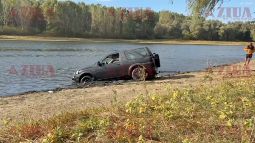 foto video autoturism scufundat in lacul bentu mare victima a fost extrasa din ape de scafandri iar masina foto video autoturism scufundat in lacul bentu mare victima a fost extrasa din ape de scafandri iar masina