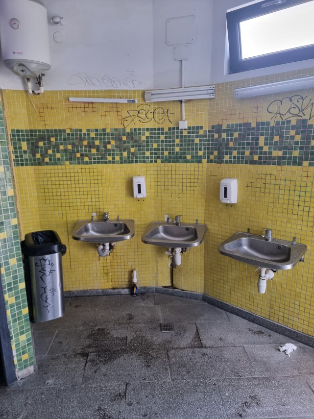 constanteanul suparat foto toaleta publica din parcul arheologic din constanta in stare deplorabila wc constanteanul suparat foto toaleta publica din parcul arheologic din constanta in stare deplorabila wc