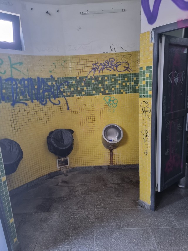 constanteanul suparat foto toaleta publica din parcul arheologic din constanta in stare deplorabila wc constanteanul suparat foto toaleta publica din parcul arheologic din constanta in stare deplorabila wc