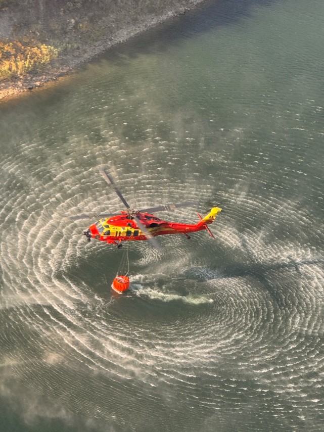 foto incendii de amploare de padure in judetele valcea si caras severin trei elicoptere black hawk intervin foto incendii de amploare de padure in judetele valcea si caras severin trei elicoptere black hawk intervin