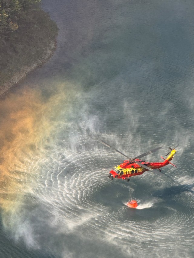 foto incendii de amploare de padure in judetele valcea si caras severin trei elicoptere black hawk intervin foto incendii de amploare de padure in judetele valcea si caras severin trei elicoptere black hawk intervin
