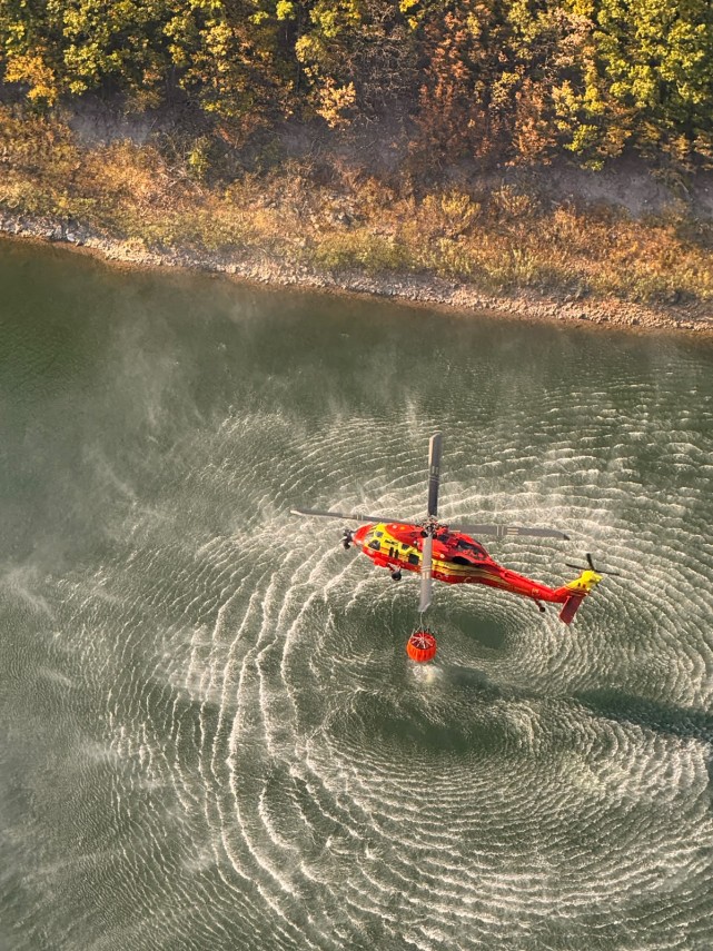 foto incendii de amploare de padure in judetele valcea si caras severin trei elicoptere black hawk intervin foto incendii de amploare de padure in judetele valcea si caras severin trei elicoptere black hawk intervin