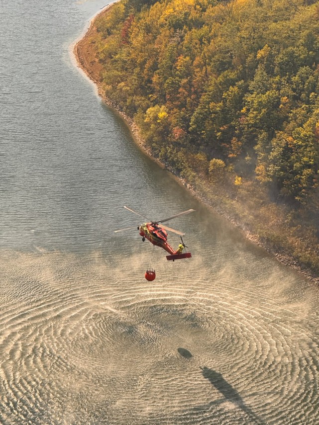 foto incendii de amploare de padure in judetele valcea si caras severin trei elicoptere black hawk intervin foto incendii de amploare de padure in judetele valcea si caras severin trei elicoptere black hawk intervin