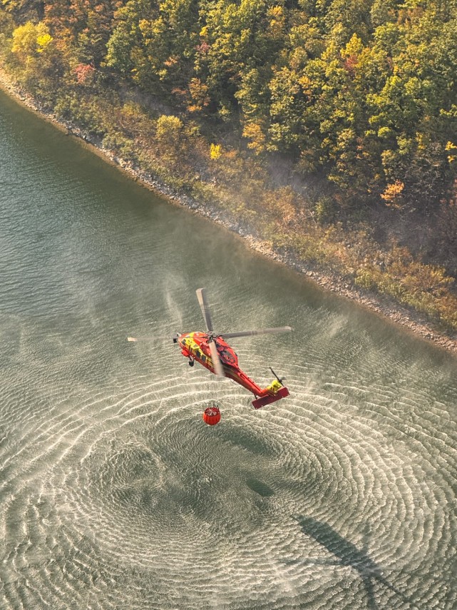 foto incendii de amploare de padure in judetele valcea si caras severin trei elicoptere black hawk intervin foto incendii de amploare de padure in judetele valcea si caras severin trei elicoptere black hawk intervin