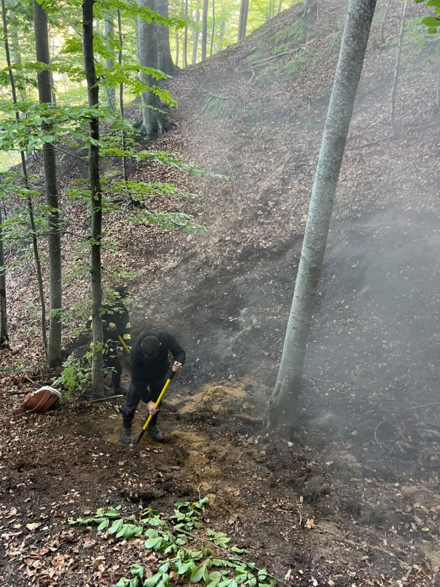 foto incendii de amploare de padure in judetele valcea si caras severin trei elicoptere black hawk intervin foto incendii de amploare de padure in judetele valcea si caras severin trei elicoptere black hawk intervin