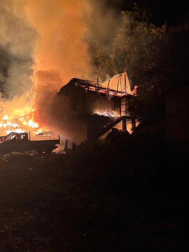 foto incendiu devastator la mai multe anexe ale manastirii bisericani din judetul neamt focul ar fi fost foto incendiu devastator la mai multe anexe ale manastirii bisericani din judetul neamt focul ar fi fost