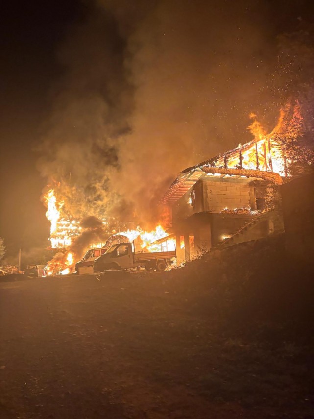 foto incendiu devastator la mai multe anexe ale manastirii bisericani din judetul neamt focul ar fi fost foto incendiu devastator la mai multe anexe ale manastirii bisericani din judetul neamt focul ar fi fost