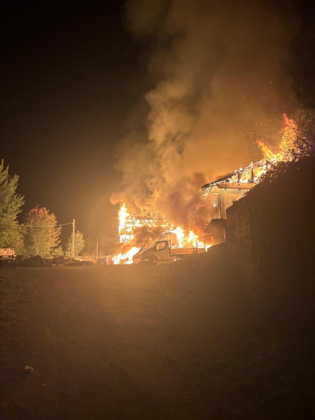 foto incendiu devastator la mai multe anexe ale manastirii bisericani din judetul neamt focul ar fi fost foto incendiu devastator la mai multe anexe ale manastirii bisericani din judetul neamt focul ar fi fost