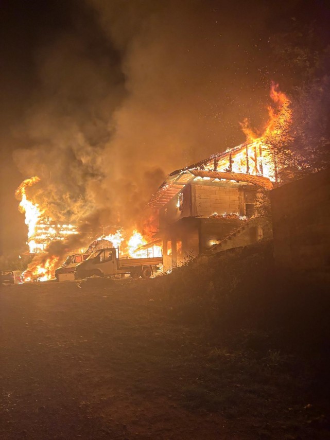 foto incendiu devastator la mai multe anexe ale manastirii bisericani din judetul neamt focul ar fi fost foto incendiu devastator la mai multe anexe ale manastirii bisericani din judetul neamt focul ar fi fost