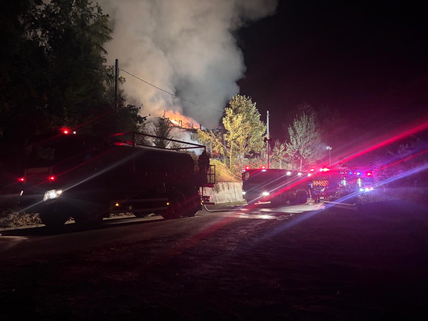 foto incendiu devastator la mai multe anexe ale manastirii bisericani din judetul neamt focul ar fi fost foto incendiu devastator la mai multe anexe ale manastirii bisericani din judetul neamt focul ar fi fost